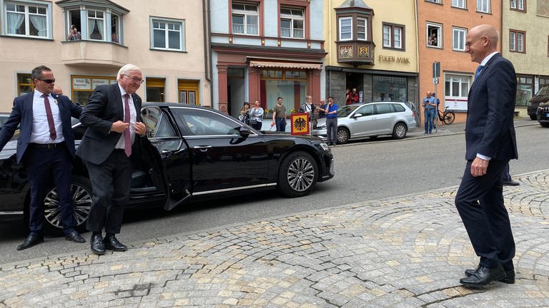 Steinmeier steigt aus schwarzem Auto aus (Foto: SWR, Jasmin Bergmann)