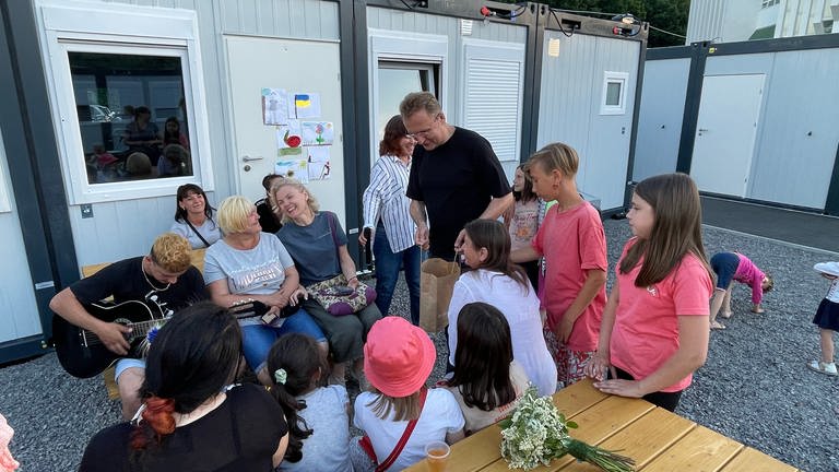 Freiburgs Oberbürgermeister Martin Horn besucht Flüchtlingsunterkunft im ukrainischen Lwiw (Foto: SWR, Anita Westrup)
