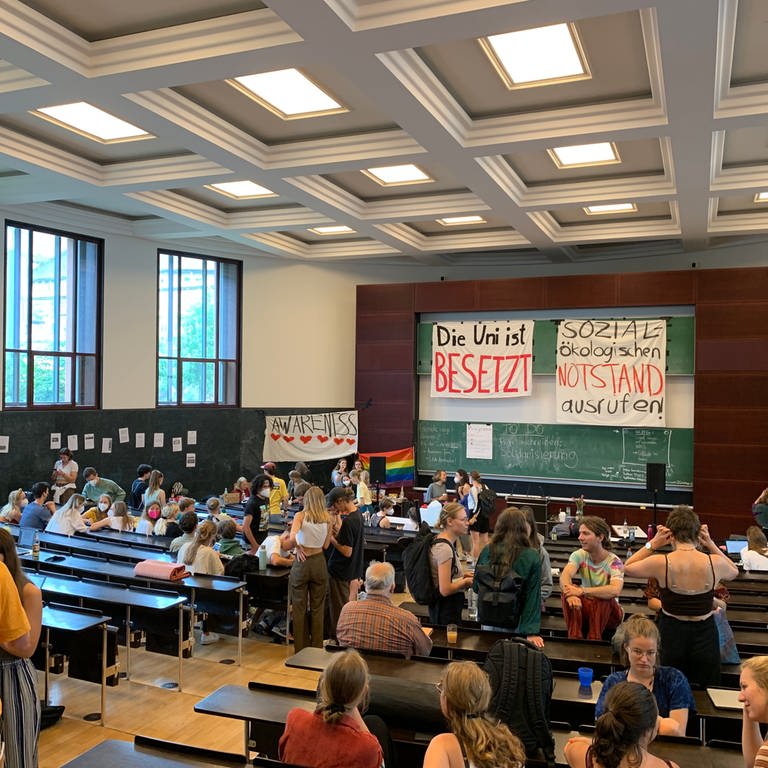 Akivistinnen und Aktivisten besetzen einen Hörsaal der Albert-Ludwigs-Universität Freiburg (Foto: SWR, David Pister)