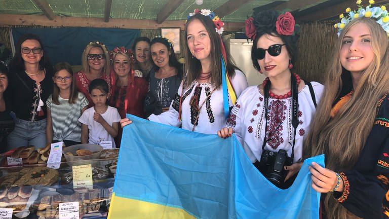 Viel Sympathie galt der Gruppe aus der Ukrainie. Beim Einzug der Kulturen hatten die Frauen die ukrainische Nationalhymne gesungen. (Foto: SWR)
