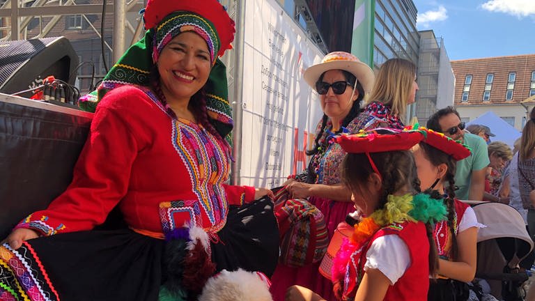 Leuchtend bunt: Die peruanische Gruppe beim Einzug der Kulturen in Offenburg. (Foto: SWR)