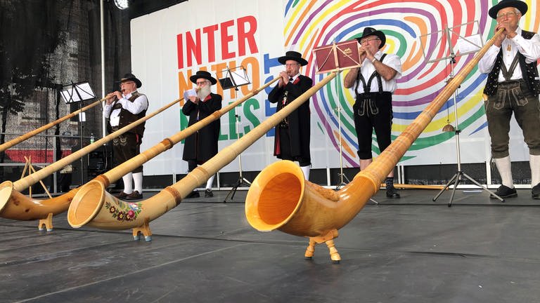 Unter die exotischen Rhythmen und Gewänder mischten sich beim internationalen Fest auch hieisige Klänge und Trachten. (Foto: SWR)