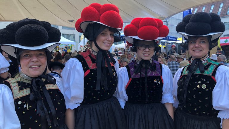 Die Trachtengruppe Reichental präsentierte die traditionellen Bollenhüte: schwarze Bollen für die Verheirateten, rote Bolle für die unverheirateten Frauen. (Foto: SWR)