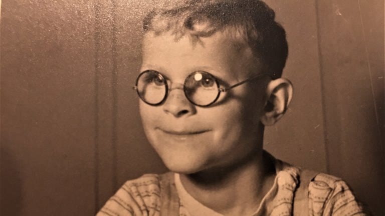 Rolf Klein im Grundschulalter: Bei seiner Pflegemutter hatte er eine gute Kindheit. (Foto: SWR, Gabi Krings/Rolf Klein)