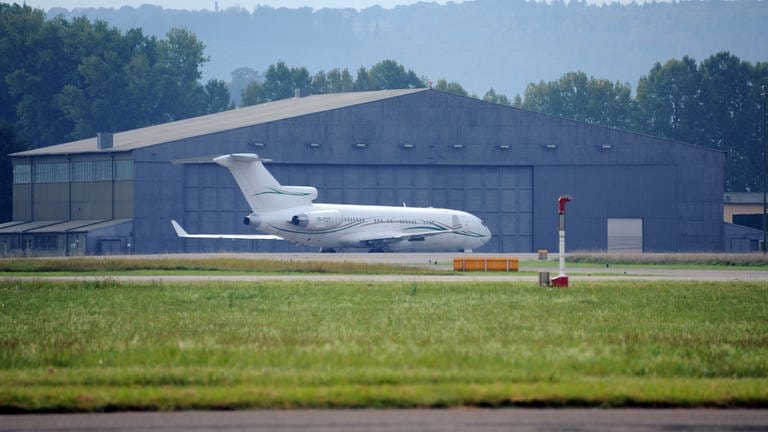 Ein Flugzeug steht auf dem Flughafen Lahr. (Foto: dpa Bildfunk, Patrick Seeger)