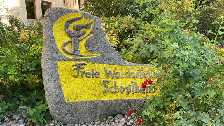 Stein mit gelber Aufschrift Freie Waldorfschule Schopfheim (Foto: SWR, Matthias Zeller)