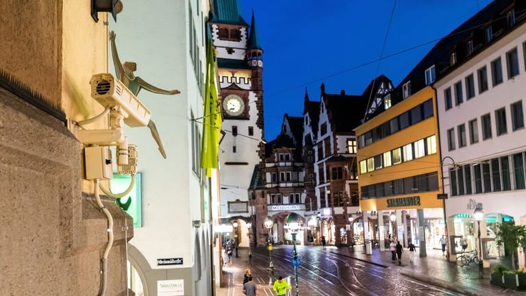 In der Freiburger Innenstadt hat die Polizei 16 Überwachungskameras installiert. Nun waren sie erstmals im Einsatz. (Foto: dpa Bildfunk, Philipp von Ditfurth)