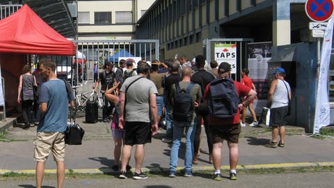 Während der Ferien ist das Hilfsangebot für Straßburgs Wohnungslose deutlich kleiner als sonst. Zumindest eine Essensausgabe soll aber den Sommer über weiter betrieben werden.  (Foto: SWR)