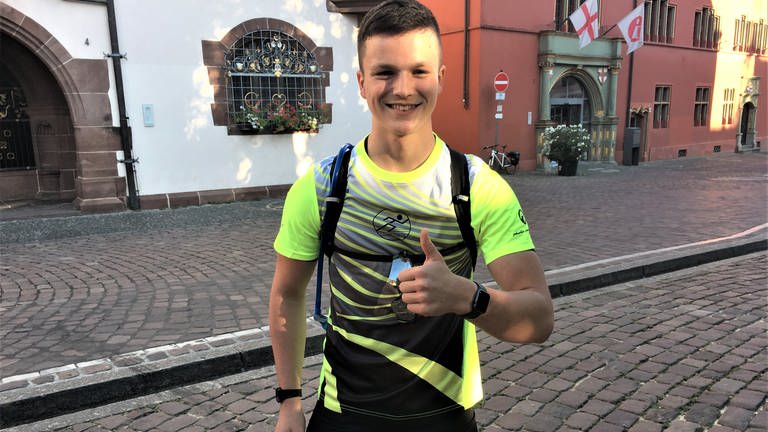 Der 16-jährige Denis Holub auf dem Rathausplatz in Freiburg kurz vor dem Start seines Spendenlaufs nach Hamburg. (Foto: SWR, Gabi Krings)
