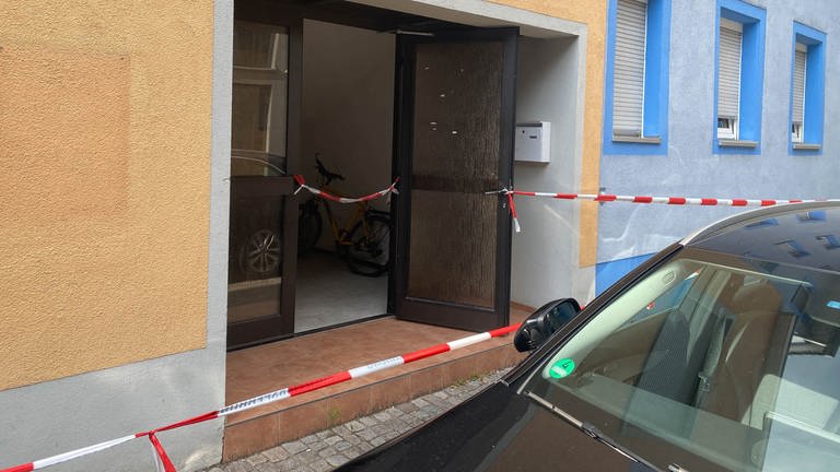 Eine offene Wohnungstür - davor ein Polizeiabsperrband: Tatort in Offenburg (Foto: dpa Bildfunk, picture alliance/dpa/Einsatz-Report24 | Marco Dürr)