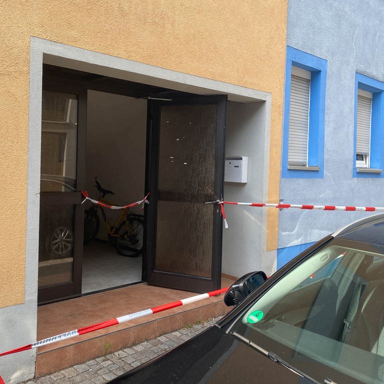 Eine offene Wohnungstür - davor ein Polizeiabsperrband: Tatort in Offenburg