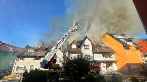 Mehrere Wohnhäuser in Hohberg-Diersburg stehen in Flammen (Foto: Einsatz-Report24)