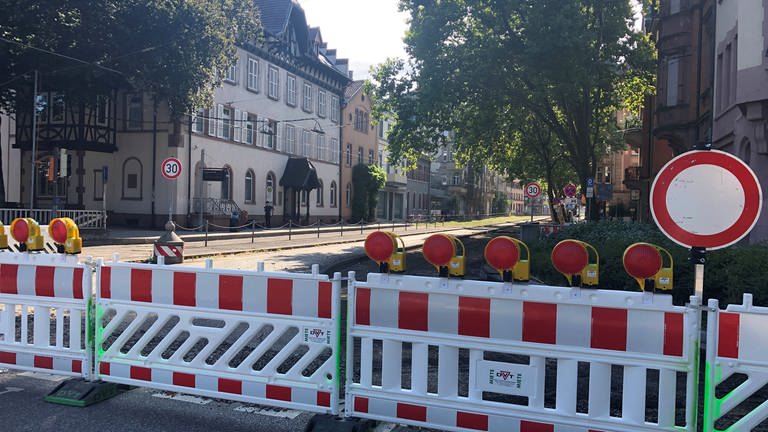 Mit rot-weißen Absperrgattern ist die B31 ab der Schwabentorbrücke gesperrt. (Foto: SWR, Dinah Steinbrink)