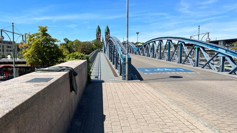 Mahnmal für deportierte Jüdinnen und Juden an der Wiwili-Brücke, der sogenannten Blauen Brücke, in Freiburg (Foto: SWR, Paula Zeiler)