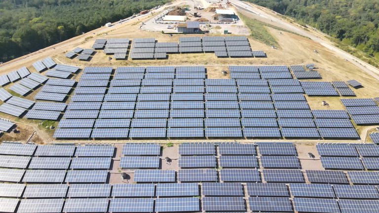 Luftbild einer Solaranlage  (Foto: SWR)
