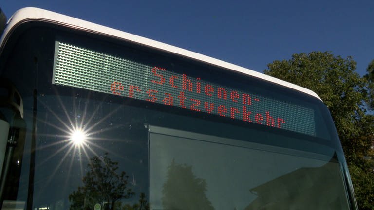 Bus mit Aufschrift Schienenersatzverkehr (Foto: SWR)