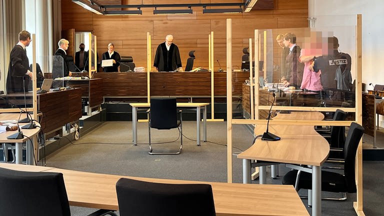ein Mann im Gerichtssaal mit Verteidiger  (Foto: SWR)