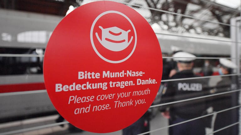 Aufkleber am Bahnhof, Bitte Maske tragen  (Foto: dpa Bildfunk, Martin Schutt)