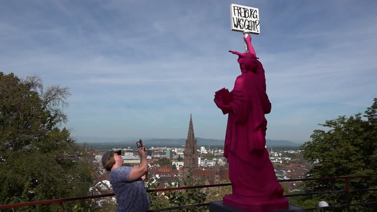 Die pinke Freiheitsstatue soll ein Zeichen gegen das Clubsterben in Freiburg sein. (Foto: SWR)