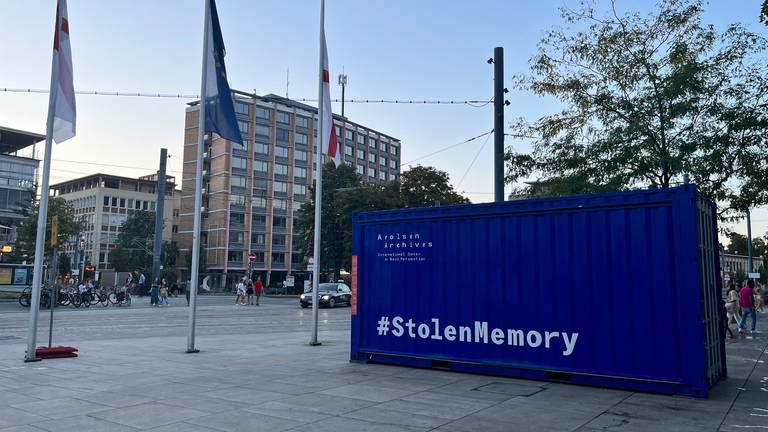 Ein blauer Container mit der weißen Aufschrift "#StolenMemory" auf dem Platz der Alten Synagoge in Freiburg. (Foto: SWR, Paula Zeiler)