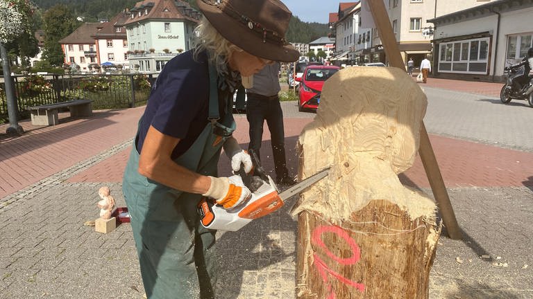 Bildhauer arbeiten auf dem Bildhauer Symposium in Sankt Blasien (Kreis Waldshut) Skulpturen aus Baumstämmen heraus (Foto: SWR, Katharina Seeburger)