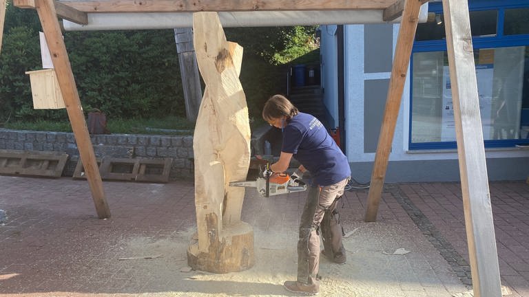 Bildhauer arbeiten auf dem Bildhauer Symposium in Sankt Blasien (Kreis Waldshut) Skulpturen aus Baumstämmen heraus (Foto: SWR, Katharina Seeburger)