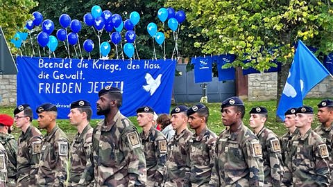Die Militärparade der Deutsch-Französischen Brigade war auch von Protest begleitet. (Foto: SWR, Matthias Schliott)