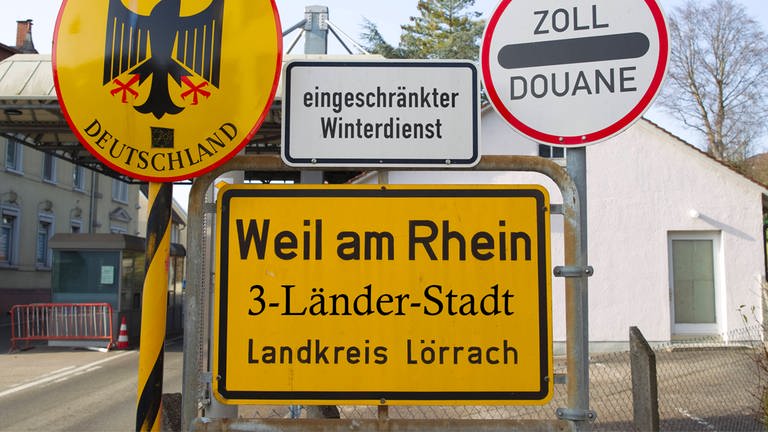 Das Ortsschild Weil am Rhein (Foto: IMAGO, Imago/Mandoga Media)