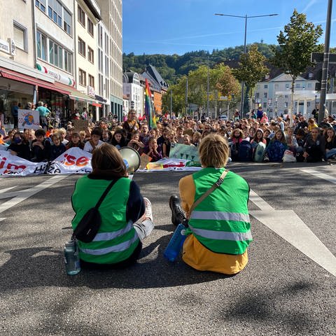 Mehrere tausend junge Leute blockieren den Friedrichring in Freiburg
