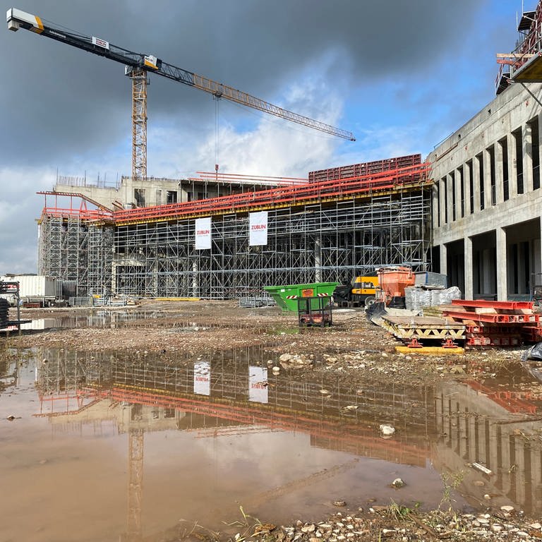Auf der Baustelle des neuen Zentralklinikums in Lörrach explodieren die Baukosten. (Foto: SWR, Katharina Seeburger)