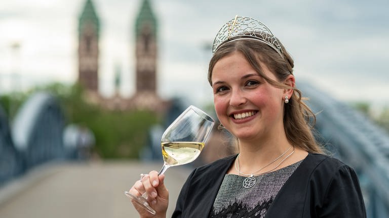 Sina Erdrich im Juni 2019 nach der Wahl zur Badischen Weinkönigin. Nun will die 24-Jährige auch Deutsche Weinkönigin werden. (Foto: dpa Bildfunk, Patrick Seeger)