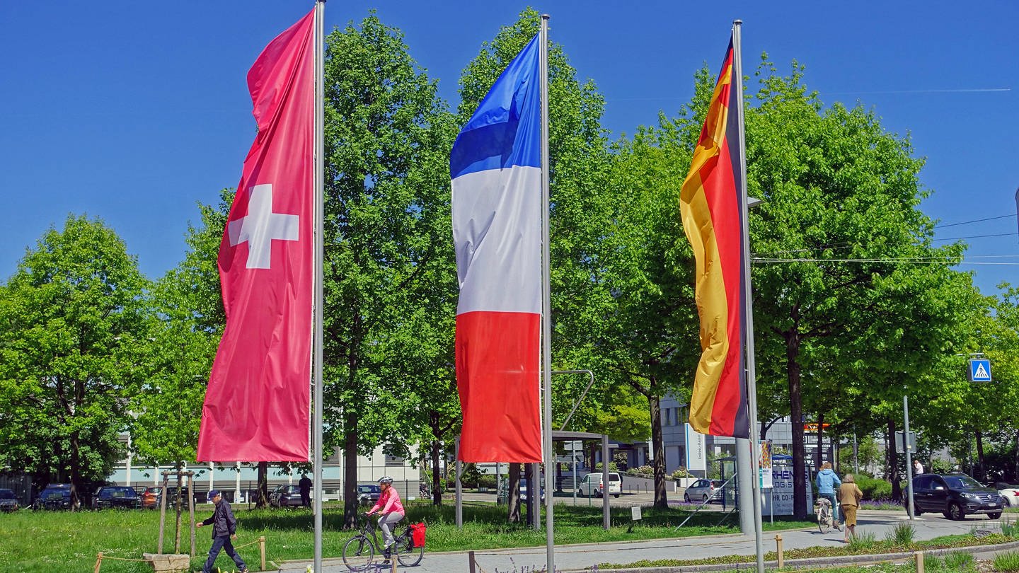 Flaggen am Dreiländereck (Foto: IMAGO, IMAGO)