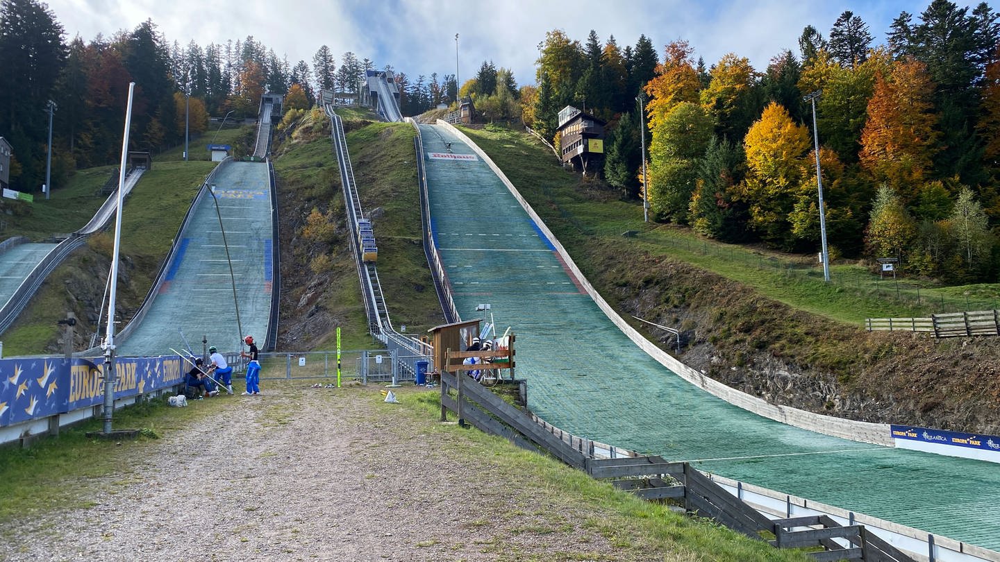 An der Skisprungschanze in Hinterzarten finden im Oktober die Deutschen Meisterschaften statt - trotz Baumängel. (Foto: SWR, Jasmin Bergmann)