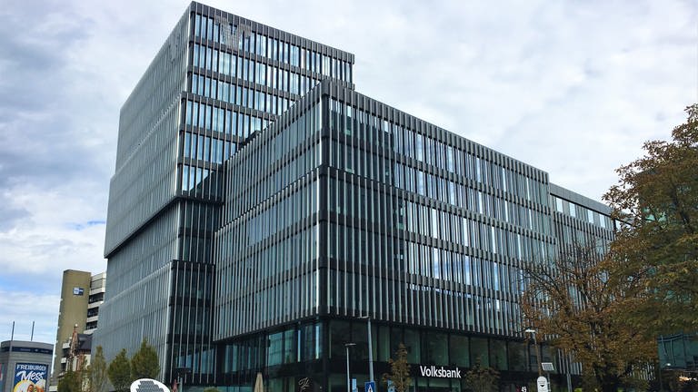 Das neue Volksbank-Areal in Freiburg gegenüber des Hauptbahnhofs. (Foto: SWR, Gabi Krings)
