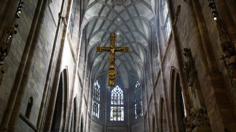 Goldenes Kreuz hängt über dem Altarraum im Freiburger Münster. (Foto: IMAGO, Gerhard Leber)