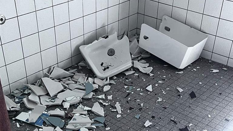 Unbekannte Täter verwüsten sanitäre Anlagen in der Staudinger Gesamtschule in Freiburg. (Foto: Gebäudemanagement Freiburg)