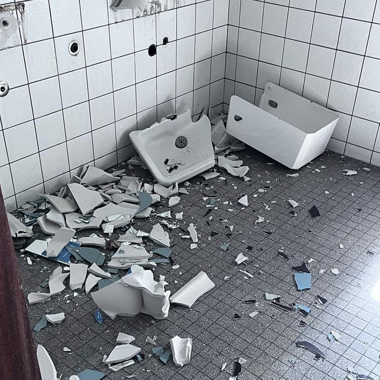 Unbekannte Täter verwüsten sanitäre Anlagen in der Staudinger Gesamtschule in Freiburg. (Foto: Gebäudemanagement Freiburg)
