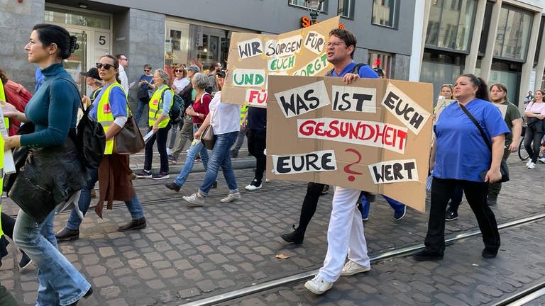 Beschäftigte der Uniklinik Freiburg gehen auf die Straße (Foto: SWR, Marion Eiche)