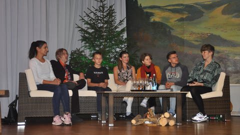 Die Teilnehmer sitzen auf einer Couch auf der Bühne  (Foto: SWR, Christoph Ebner)