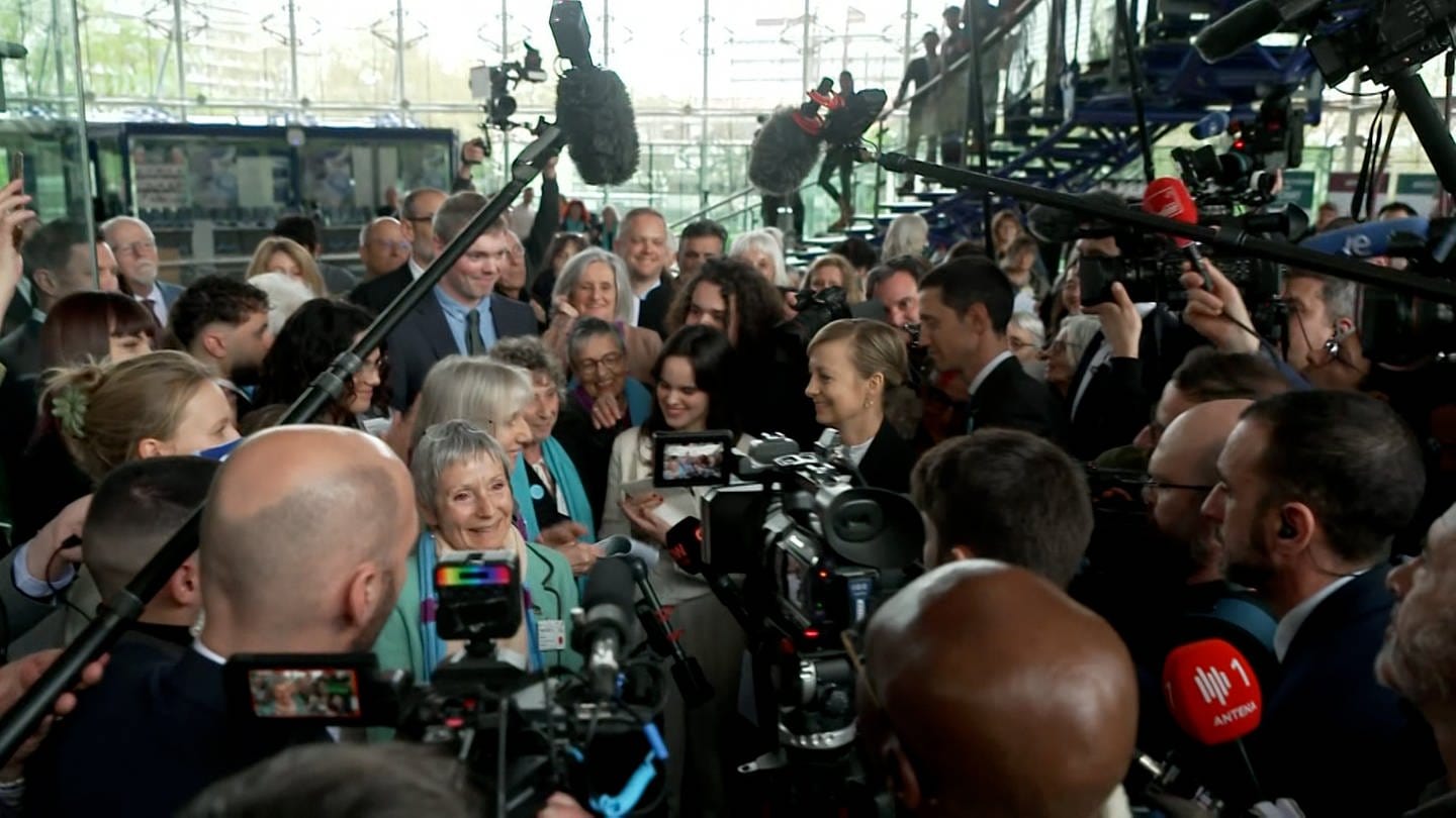 Die Klimaseniorinnen nach der Entscheidung des Gerichtshof für Menschenrechte in Straßburg. (Foto: SWR)
