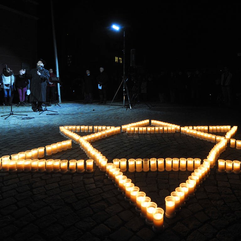 Menschen in Südbaden gedenken der Reichspogromnacht. (Foto: picture alliance / dpa | Stefan Puchner)