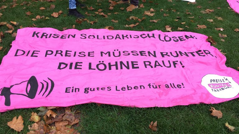 Banner bei der Protestdemo des Bündnisses "Preise runter" in Freiburg. (Foto: SWR, Gabi Krings)