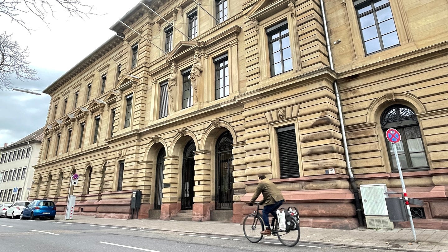 Am Karlsruher Landgericht hat der Prozess gegen einen mutmaßlichen Salafisten aus Freiburg begonnen. (Foto: SWR, Ines Kunze)