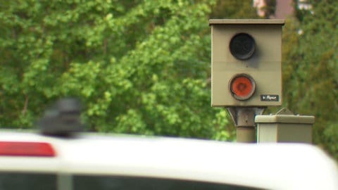 Ein älterer Blitzer in Freiburg. Umgangssprachlich werden die alten Geräte auch als "Starenkästen" bezeichnet. (Foto: SWR)