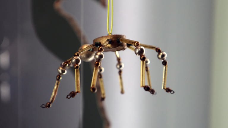 eine Spinne aus verschiedenen Glasperlen   (Foto: SWR, Laura Könsler)