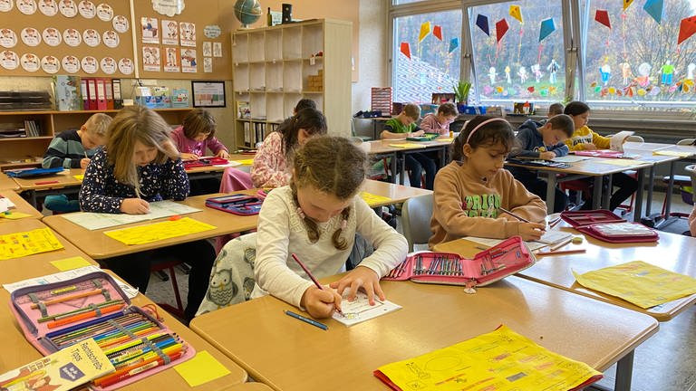 Schülerinnen und Schüler während des Unterrichts an der Grundschule in Ottenhöfen (Ortenaukreis) (Foto: SWR, Anne Graser)