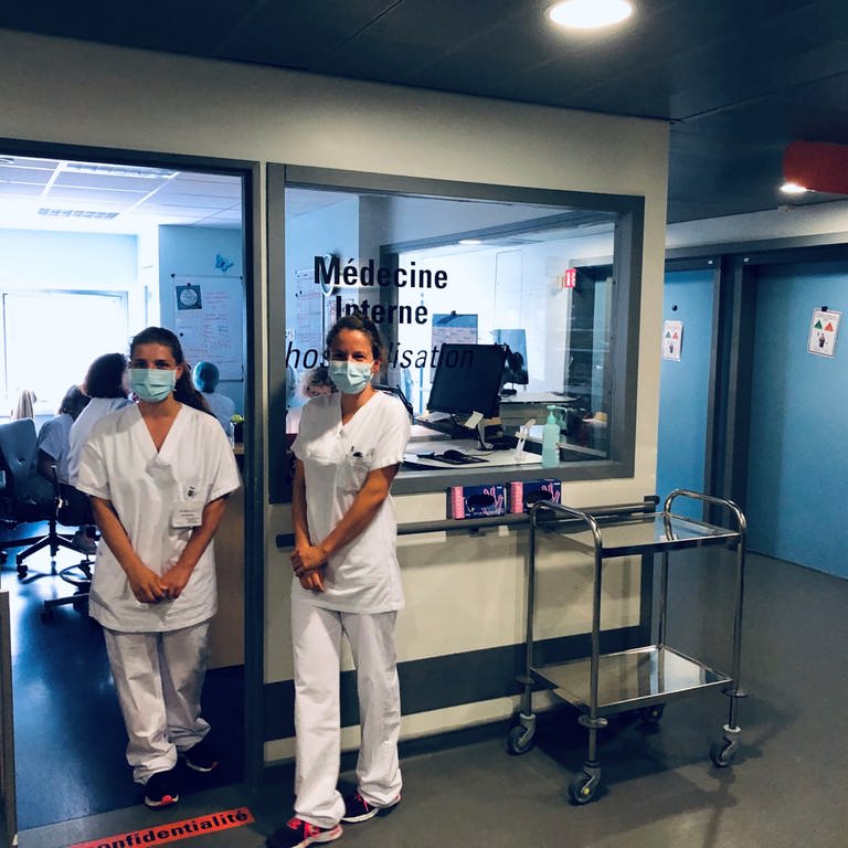 Medizinisches Personal auf einer Station der Straßburger Unikliniken. (Foto: SWR)
