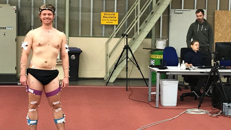 Biomechanik-Student Alexander Hahn wurden an seinen Körper 120 Marker geklebt. (Foto: SWR, Ulf Seefeldt)