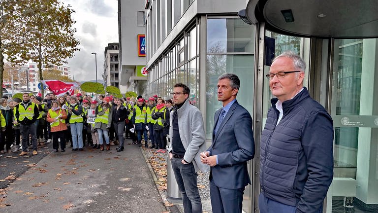 Vor der Uniklinik Freiburg trifft Klinikdirektor Frederik Wenz auf die Streikenden (Foto: SWR, Jan Lehmann)