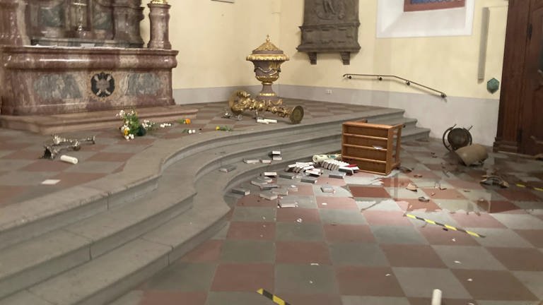 In einer Kirche in Baden-Württemberg wurde randaliert. Blumen, Gesangbücher und Vasen liegen auf dem Boden (Foto: SWR)